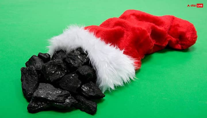 इंगलैंड - क्रिसमस पर बच्चों को सेंटा या करीबी लोग केक, चॉकलेट देते हैं लेकिन इंग्लैंड में शरारती बच्चों को क्रिसमस पर स्टॉकिंग्स(मौजे) में कोयला दिया जाता है.