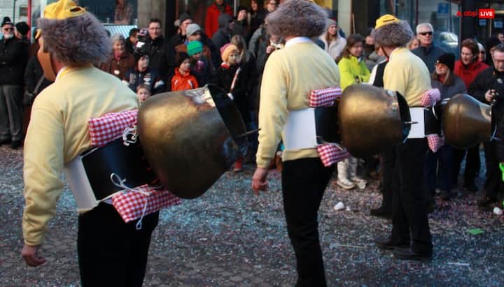 स्विट्ज़रलैंड - यहां में क्रिसमस के दिन जुलूस निकाला जाता है. इस दिन लोग काऊ बेल्स पहनकर परेड में भाग लेते हैं. इस दौरान लोग शोर मचाते हैं. कहा जाता है कि ऐसा करने से बुरी आत्मा दूर रहती है.