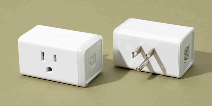 यदि घर में कई ऐसे उपकरण हैं जिन्हें इस्तेमाल के बाद बंद करना भूल जाते हैं तो स्मार्ट प्लग बेहद उपयोगी है. जिन घरों में एयर प्यूरीफायर, डीह्यूमिडिफायर, मोटर, राउटर, लैम्प या हीटर चलते रहते हैं, स्मार्ट प्लग उन्हें ऑटो-ऑफ कर बिजली बचा सकता है. ऑफिस डेस्क सेटअप, मॉनिटर, स्पीकर और पीसी जैसे गैजेट्स के लिए भी यह शानदार विकल्प है.