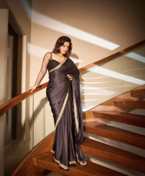 इन शेयर की गई तस्वीरों में देखा जा सकता है कि एक्ट्रेस ब्लैक साड़ी में बला की हसीन दिख रही हैं. उनका ये लुक ट्रेडिशनल के साथ-साथ ग्लैमरस भी है.