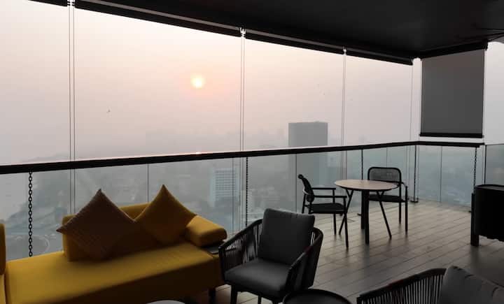 सोनाक्षी के घर की बालकनी में एक ब्राइट येलो सोफ़ा रखा गया है, जो स्पेस को काफी खुशनुमा और मॉडर्न लुक देता है. यहां से बाहर का नज़ारा भी मज़ेदार लगता है और आराम से बैठकर चाय या कॉफी का मज़ा लिया जा सकता है.