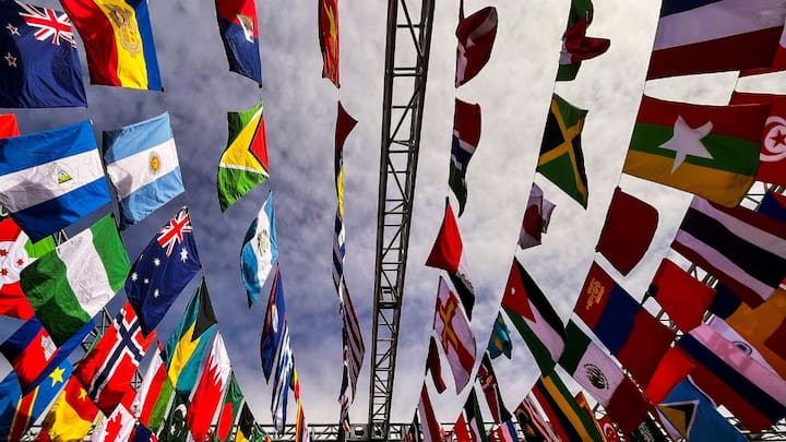 लेकिन इस कहानी का दिलचस्प मोड़ यह है कि आधुनिक दुनिया में सिर्फ दो देशों ने इस परंपरा को तोड़ा. डॉमिनिका और निकारागुआ इन दोनों के झंडों में पर्पल रंग दिखाई देता है, वो भी बहुत छोटी मात्रा में. इन दोनों देशों ने पर्पल को अपनी ऐतिहासिक या प्राकृतिक पहचान से जोड़कर स्थान दिया, हालांकि यह प्रयोग भी झंडे की पूरी सतह पर नहीं बल्कि प्रतीक चिन्हों में ही दिखता है.