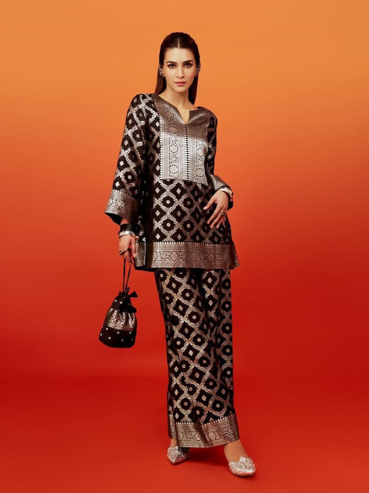 अगर आप मेंहदी और हल्दी फंक्शन पे कुछ डिफरेंट लुक ट्राई करना चाहती हैं तो एक्ट्रेस का लुक एकदम परफेक्ट रहेगा. उन्होंने ब्लैक कॉर्डसेट कैरी किया है जो कि काफी खूबसूरत है.