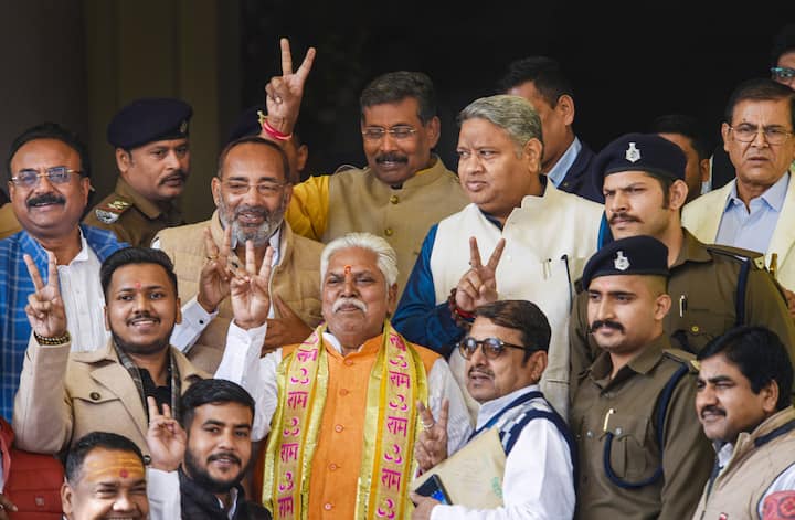 विशेष सत्र की शुरुआत में विधायक के रूप में शपथ लेने के बाद उन्होंने एनडीए की ओर से नामांकन दाखिल किया और उम्मीद के अनुसार उन्हें निर्विरोध अध्यक्ष चुना गया.