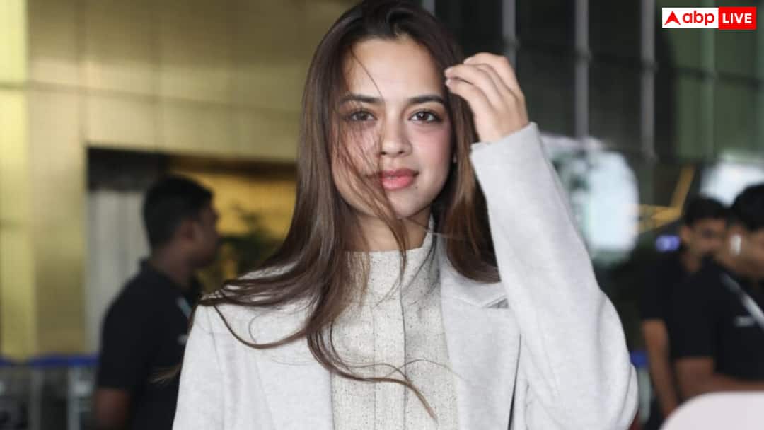 'लापता लेडीज' फेम नितांशी गोयल का विंटर फैशन लुक, क्रॉप टॉप-ओवरकोट में दिखा स्टाइलिश अवतार