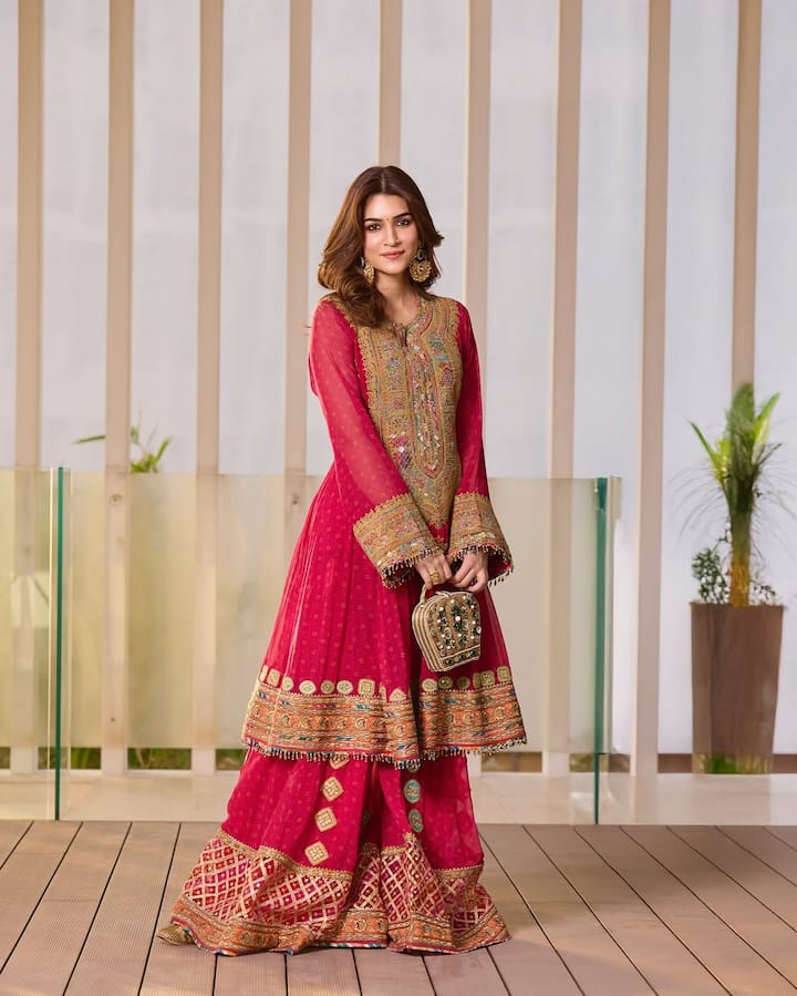 वहीं रिसेप्शन के लिए आप एक्ट्रेस के इस लुक को ट्राई कर सकती है. उन्होंने हैवी शरारा सूट पहना है. जिसमें वो काफी खूबसूरत दिख रहीं हैं.