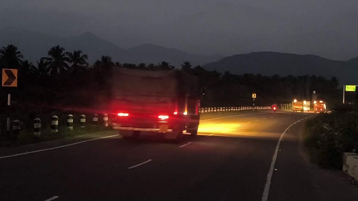 சபரிமலை தரிசனம் முடிந்து திரும்பிய ஆந்திர பக்தர்களின் கார் விபத்து: தந்தை, மகன் உயிரிழப்பு! பெரியகுளத்தில் சோகம்.