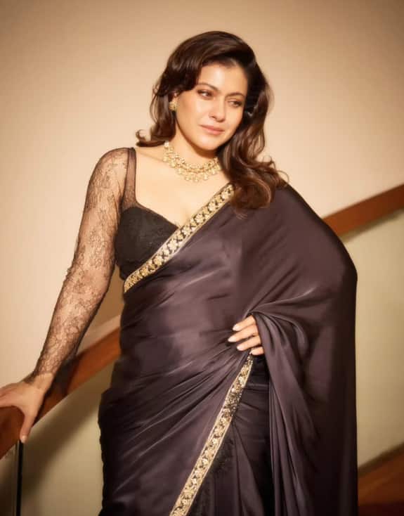 मेकअप की बात करें तो उन्होंने अपने मेकअप को काफी सटल रखा है और बालों को सॉफ्ट कर्ली किया है. जिसमें वो काफी खूबसूरत दिख रही हैं.