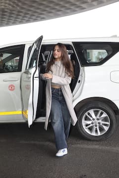 'लापता लेडीज' फेम नितांशी गोयल का विंटर फैशन लुक, क्रॉप टॉप-ओवरकोट में दिखा स्टाइलिश अवतार