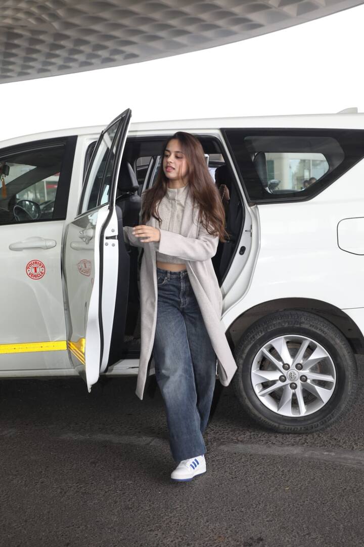 'लापता लेडीज' फेम नितांशी गोयल एयरपोर्ट पर अपने सॉफ़्ट-टोन विंटर लुक में बेहद क्लासी दिखीं. लाइट ग्रे ओवरकोट और क्रॉप टॉप उनके स्टाइल को एलिगेंट लुक दे रहा है.