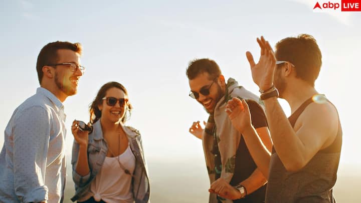 मानसिक स्थिति भी इसके पीछे की बड़ी वजह हो सकती है. ओवरथिंकिंग, चिंता, या उदासी की वजह से भी व्यक्ति न चाहते हुए भी रिश्तों में दूरी बनाने लगता है. लोग समझते हैं कि उसका व्यवहार खराब है, जबकि असल में वह अंदर से लड़ रहा होता है.