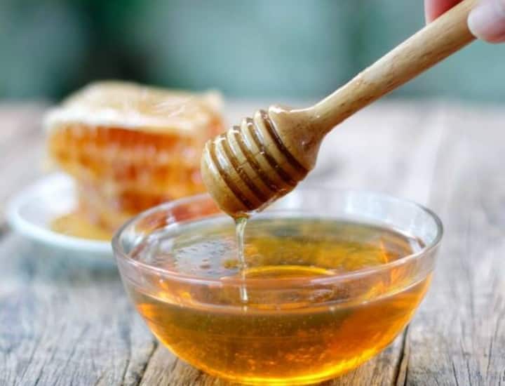 કબજિયાત, ગેસ અથવા ભારેપણુંથી પીડાતા લોકો માટે મધ પાચન સુધારે છે. વધુમાં, તે શુષ્ક ત્વચા અને શુષ્ક હોઠને પણ ભેજયુક્ત બનાવે છે.
