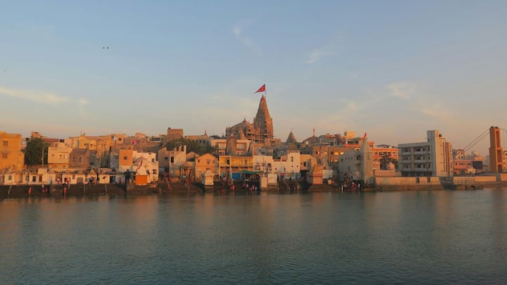 प्राचीन काल में झंडे मंदिर की पहचान, दिशा और स्थिति बताने का तरीका भी थे. अगर झंडा लहरा रहा है, इसका मतलब मंदिर खुला है, पूजा चल रही है और देवस्थान जीवित है. अगर झंडा न हो, तो यह किसी कारण संचालन बंद होने का संकेत होता था. यानी झंडे का काम सिर्फ धार्मिक नहीं, व्यावहारिक भी था.