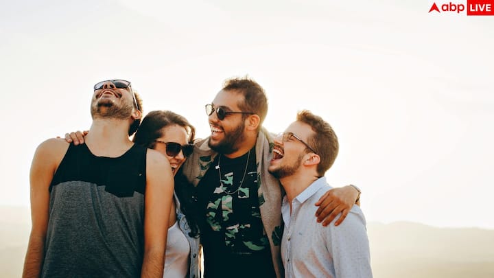 अपनों से लड़ाई इसलिए जल्दी होती है क्योंकि उनसे हमारी उम्मीदें ज्यादा होती हैं. हम चाहते हैं कि वो हमें समझें, सुनें, और हमारा साथ दें. जब उम्मीदें टूटती हैं, तो छोटी बात भी बड़ी लगने लगती है. इसी वजह से घर के लोगों पर गुस्सा ज्यादा निकलता है.