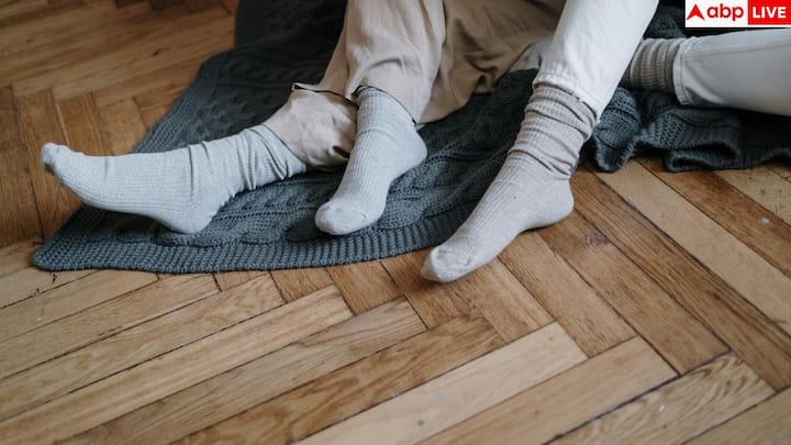 क्रीम लगाने के बाद सूती मोजे पहनना भी काफी फायदेमंद है. इससे नमी बंद रहती है, धूल नहीं चिपकती और एड़ियों पर घर्षण भी कम होता है. इस छोटे से उपाय से असर काफी तेजी से दिखता है.