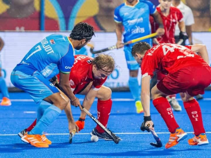 பந்தை எதிரணி வீரர்கள் வசம் செல்லாதபடி கொண்டுவந்த வீரர்.