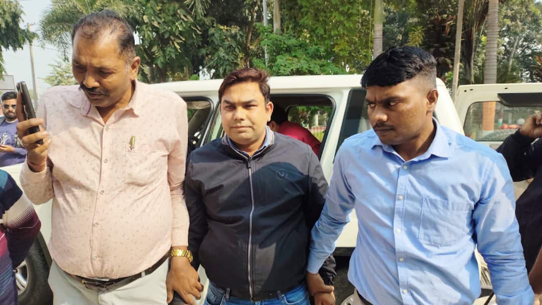 बिहार: सरकार नई… सिस्टम वही! किशनगंज में 2.50 लाख रुपये घूस लेते राजस्व कर्मचारी गिरफ्तार Bihar News Revenue Employee Arrested in Kishanganj While Taking Bribe of 2 Lakh 50 Thousand ANN बिहार: सरकार नई… सिस्टम वही! किशनगंज में 2.50 लाख रुपये घूस लेते राजस्व कर्मचारी गिरफ्तार