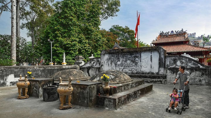 विज्ञान यह है कि हवा की गति को त्रिकोण सबसे बेहतर तरीके से काटता है. ऊंचाई पर तेज हवा झंडे को जल्दी फाड़ देती है, लेकिन त्रिकोण आकार हवा में संतुलित रहता है. यानी यह धर्म और विज्ञान दोनों के हिसाब से सबसे टिकाऊ आकार साबित होता है.