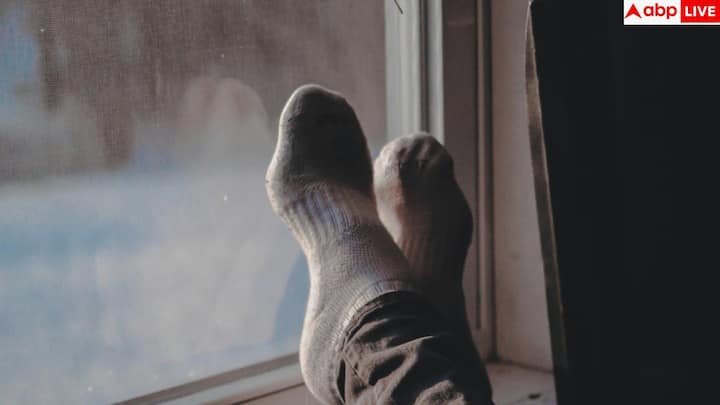 पैरों को हल्के गर्म पानी में भिगोने से त्वचा नरम होती है और एक्सफोलिएट करना आसान हो जाता है. करीब दस- पंद्रह मिनट भिगोने के बाद प्यूमिक स्टोन से धीरे-धीरे डेड त्वचा हटाई जा सकती है. ज्यादा रगड़ना ठीक नहीं, इससे दरारें और बढ़ सकती हैं.