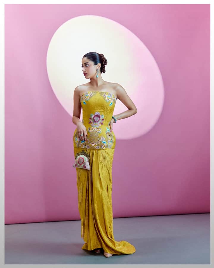 ये तस्वीरें डिजाइनर अनामिका खन्ना ने अपने इंस्टाग्राम पर शेयर की हैं. येलो कलर की प्लेटेड स्कर्ट के साथ मैचिंग ऑफ शोल्डर टॉप पहने जाह्नवी काफी स्टनिंग दिख रही हैं.