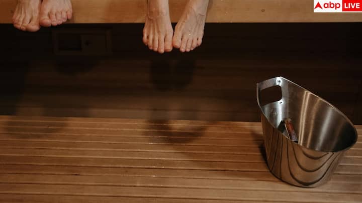 हील बाम साधारण क्रीम से ज्यादा असरदार होते हैं. ये दरारों को जल्दी भरने में मदद करते हैं और रात भर त्वचा को गहराई से पोषण देते हैं. सोने से पहले हील बाम लगाने से सुबह एड़ियां देखने में बेहतर लगती हैं.