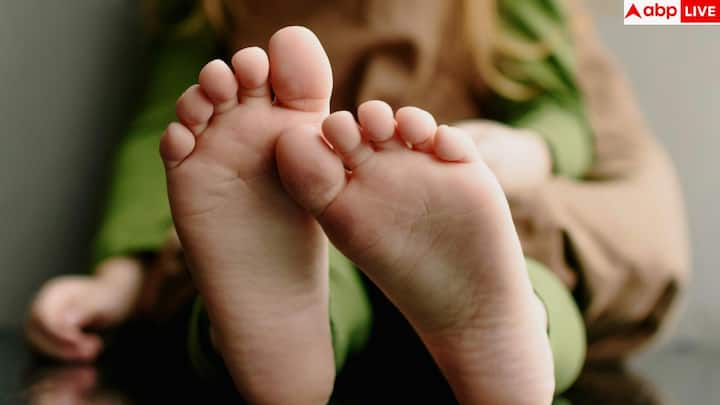 इस मौसम में मॉइस्चराइजिंग सबसे जरूरी कदम है. मोटे और गाढ़े फुट-क्रीम जैसे यूरिया, ग्लिसरीन, शिया बटर या पेट्रोलियम जेली वाली क्रीम एड़ियों को नरम रखने में बेहद मदद करती हैं. नहाने के तुरंत बाद क्रीम लगाने से नमी देर तक टिकती है.