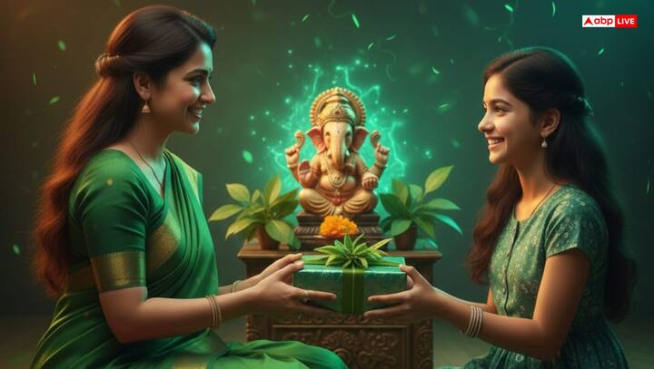 भगवान गणेश को हरा रंग अत्यंत प्रिय है. इसीलिए बुधवार के दिन हरा मूंग, हरे वस्त्र दान करने से बुध ग्रह मजबूत होता है. इससे करियर में प्रगति मिलती है. हरे कपड़े पहनने से भी सकारात्मक ऊर्जा बढ़ती है. मान्यता है कि इस दिन बेटी या बहन को उपहार देने से सुख समृद्धि आती है.