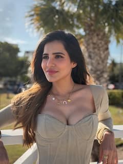 ગ્લેમરસ આઉટફિટમાં સાઉથ એક્ટ્રેસ આશુ રેડ્ડીનો ગ્લેમરસ અંદાજ