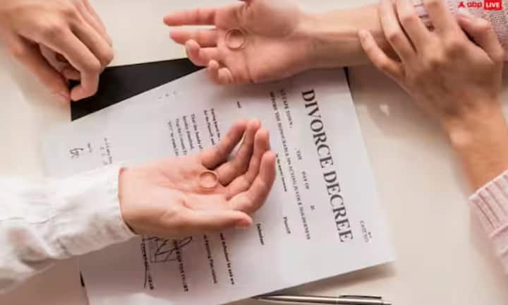 ਜੇਕਰ ਘਰ ਦਾ ਦੱਖਣੀ ਹਿੱਸਾ ਬਹੁਤ ਠੰਡਾ ਹੋਵੇ ਜਾਂ ਉਸ ਖੇਤਰ ਵਿੱਚ ਬਿਜਲੀ ਦਾ ਪੈਨਲ ਲੱਗਿਆ ਹੋਵੇ, ਤਾਂ ਔਰਤ ਮਰਦ ਤੋਂ ਵੱਖ ਹੋਣ ਲੱਗਦੀ ਹੈ।