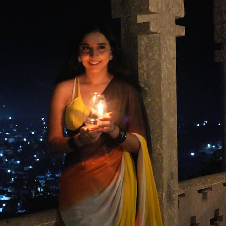 डिजाइनर ने बताया कि तान्या के भाई ने हमें बताया था कि उनकी दीदी को साड़ियों में कढ़ाई का काम ज्यादा पसंद है. उनके फेवरेट कलर रेड और पिंक है और वो घर में भी वही पहनती हैं. लेकिन, हम चाहते हैं कि वो और भी साड़ियां पहनें.