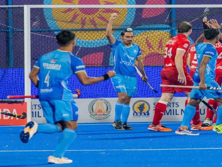 வெற்றியை கொண்டாடும் இந்திய ஹாக்கி அணி வீரர்.