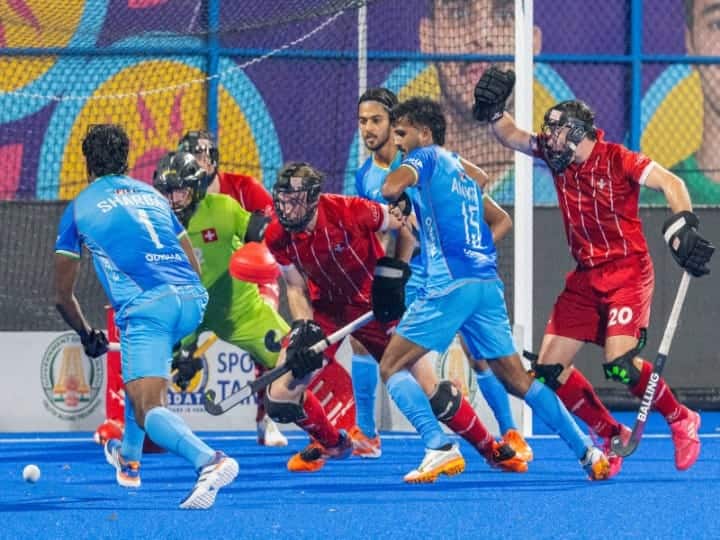 இந்திய அணி வீரர்கள் பந்தை எதிரணியின் வலையில் அடிக்கும் காட்சி.