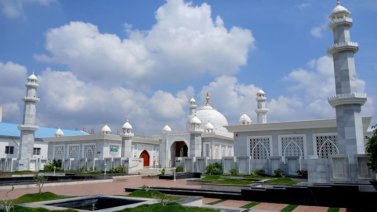 அம்மா என்னும் மந்திரமே.. அகிலம் யாவும் ஆள்கிறதே..' தாய்ப்பாசத்தை நிரூபிக்க, மகன் கட்டிய அதிசயம்..!