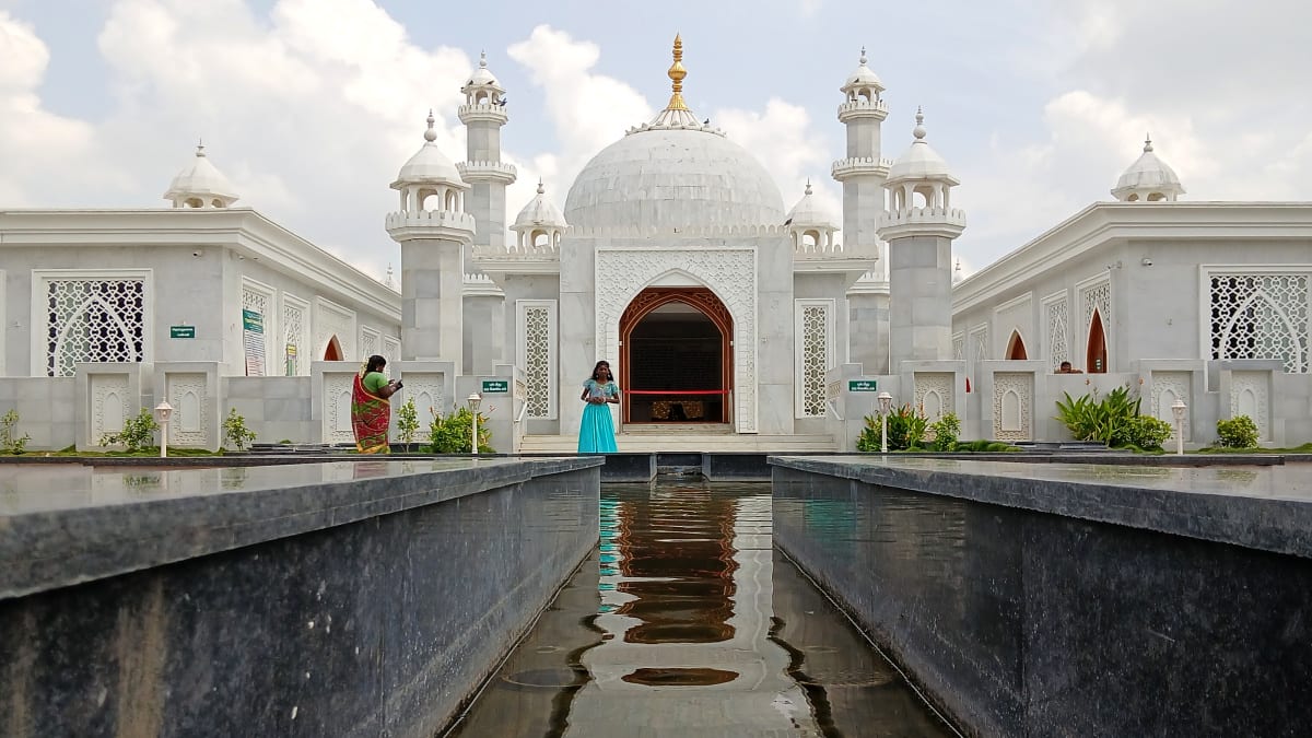 அம்மா என்னும் மந்திரமே.. அகிலம் யாவும் ஆள்கிறதே..' தாய்ப்பாசத்தை நிரூபிக்க, மகன் கட்டிய அதிசயம்..!