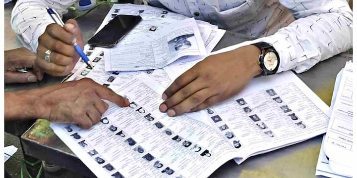 अगर आप मौजूदा साल यानी 2025 की वोटर लिस्ट देखना चाहते हैं तो निर्वाचन आयोग की वेबसाइट पर जाकर E-Roll PDF सेक्शन चुनना होता है. वहां राज्य, जिला और विधानसभा क्षेत्र का चयन करने के बाद फाइनल रोल PDF डाउनलोड हो जाती है जिसमें आप अपने नाम की जांच कर सकते हैं.