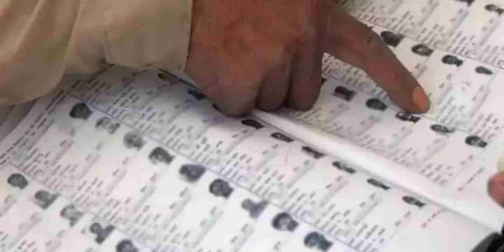 अगर ड्राफ्ट वोटर लिस्ट में आपका नाम गलत है या पूरी तरह गायब है तो SIR फॉर्म भरकर उसे सही कराया जा सकता है. सत्यापन के बाद सही विवरण नए संस्करण में जुड़ जाता है. जो लोग 12 राज्यों में इस समय SIR प्रक्रिया के दायरे में आते हैं, उन्हें सलाह दी जाती है कि 2003 की लिस्ट जल्द से जल्द जांच लें.