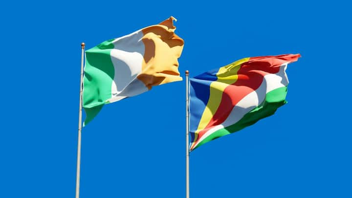 लेकिन यह इतना महंगा क्यों था, इसका कारण छुपा है उसके स्रोत में- एक छोटे से समुद्री घोंघे ‘म्योरैक्स’ में. यह घोंघा लेबनान के तट पर मिलता था, और इसकी ग्रंथि से बेहद कम मात्रा में बैंगनी रंग निकलता था. समस्या यह थी कि एक ग्राम रंग तैयार करने के लिए 10,000 से ज्यादा घोंघे मारने पड़ते थे. यही कारण था कि पर्पल रंग इतिहास में सबसे महंगे रंगों की सूची में शीर्ष पर रहा.