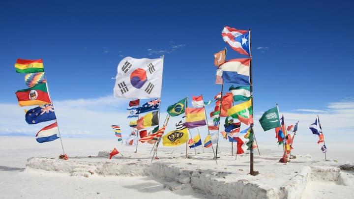 झंडे में पर्पल डालना उस समय एक पूरी युद्ध की लागत के बराबर पड़ सकता था. अब आप ही सोचिए, कौन यह जोखिम लेता? इतिहास में बैंगनी सिर्फ महंगा नहीं था, यह सत्ता का प्रतीक भी बन गया था. यूरोप के कई देशों में यह कानून बन चुका था कि पर्पल सिर्फ शाही परिवार, साम्राज्य के उच्च पदस्थ लोगों या धार्मिक प्रमुखों के लिए आरक्षित होगा.