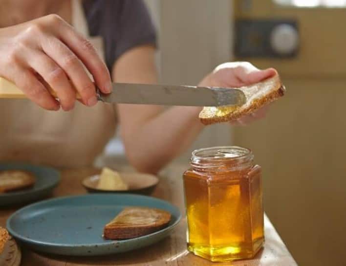 આયુર્વેદમાં, મધને મધુ કહેવામાં આવે છે જે કફને શાંત કરે છે. શિયાળમાં  વારંવાર ઉધરસ અને શરદીની સમસ્યા સામાન્ય છે. મધનું સેવન ગળાના દુખાવામાં તાત્કાલિક રાહત આપે છે. સવારે ખાલી પેટે નવશેકા પાણી સાથે એક ચમચી મધના સેવનથી રોગપ્રતિકારક શક્તિ એટલી મજબૂત બને છે કે અનેક બીમારીઓ તમારાથી દૂર રહે છે.