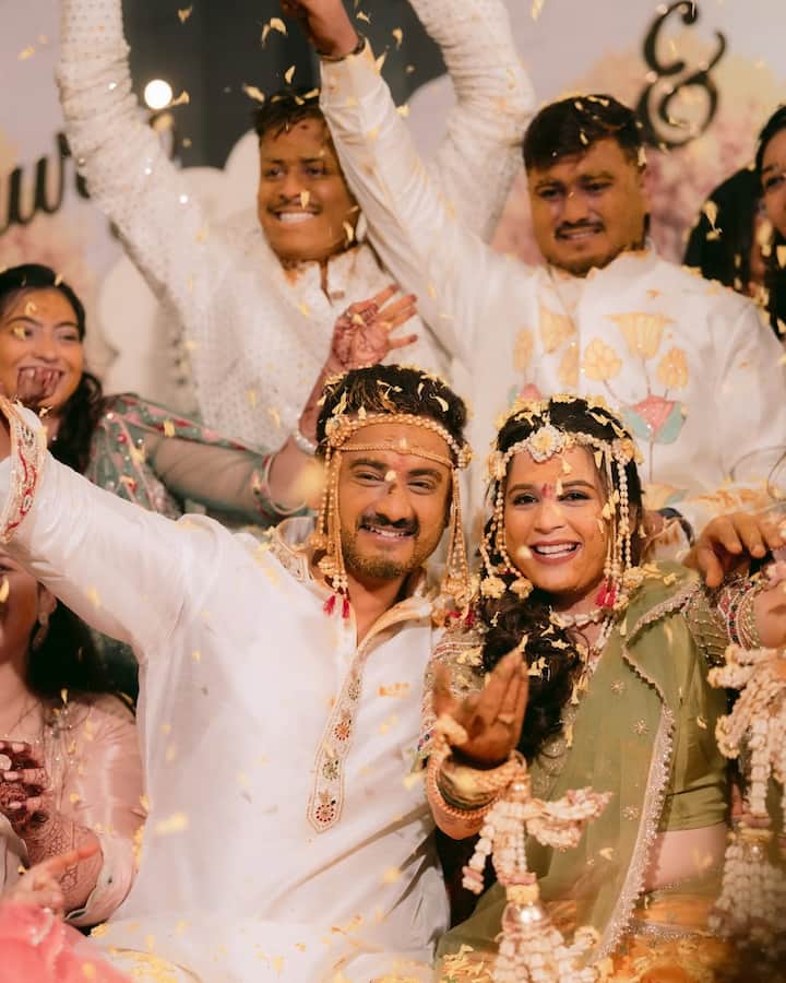 प्राजक्ताचे होणारे अहो, शंभूराज खुतवड यानं पांढऱ्या रंगाचा डिझायनर कुर्ता वेअर केलेला.