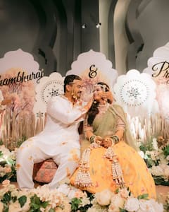 हळदीनं नवरीचं अंग माखवा... प्राजक्ता गायकवाडच्या हळदीची धम्माल-मस्ती, शंभूराजसोबतचे क्युट PHOTO व्हायरल