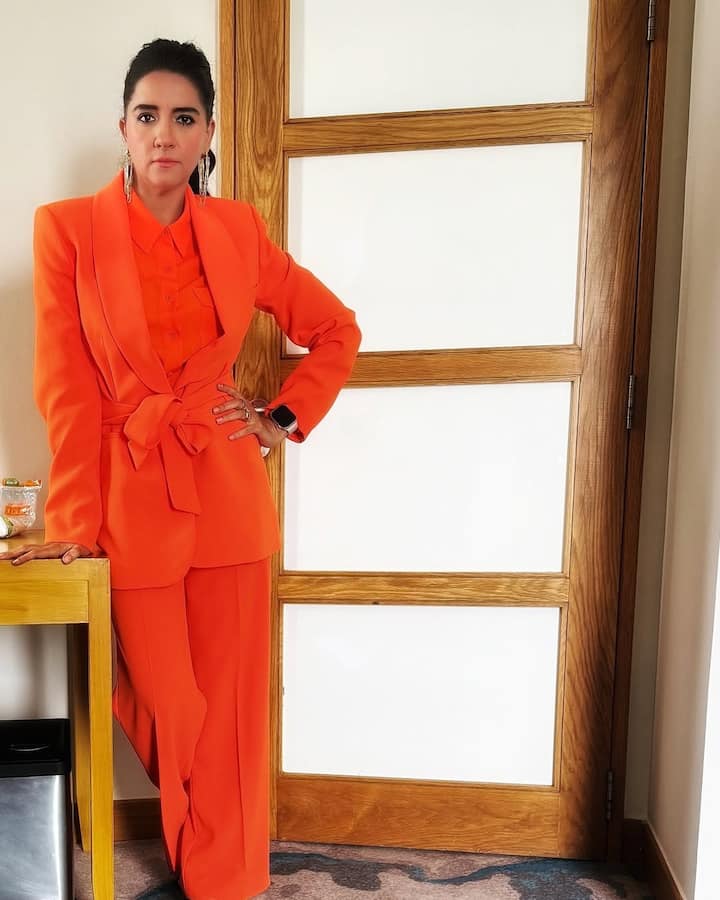 दोनों की पहली मुलाकात काफी फनी थी. दानिश सेट पर यूनिट से बात करते हुए चिल्ला-चिल्ला कर गाइड कर रहे थे. तभी पास खड़ी एक्ट्रेस ने दानिश के पिछले पॉकेट में रखे माइक को निकालकर दानिश को देते हुए याद दिलाया कि उनके पास माइक भी है.