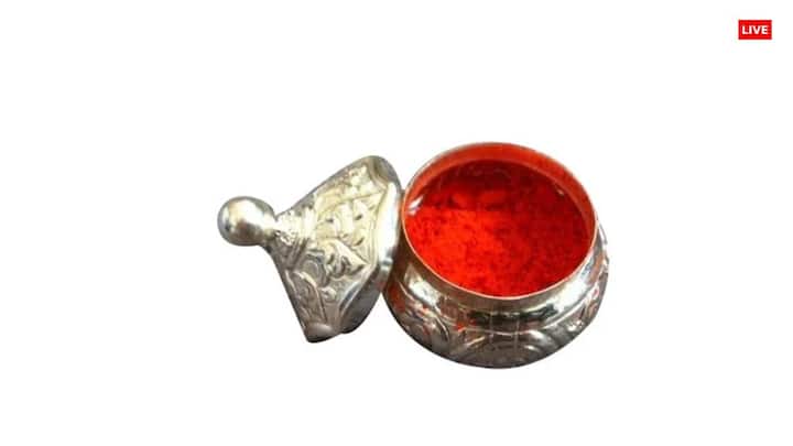 इस समस्या के निवारण के लिए सिंदूर की डिब्बी में पांच गोमती चक्र रखकर उसे पूजा स्थल पर रखें. अब रोज़ाना पूजा के समय महिलाएं इस से मांग भरें और पुरुष इस से तिलक करें.