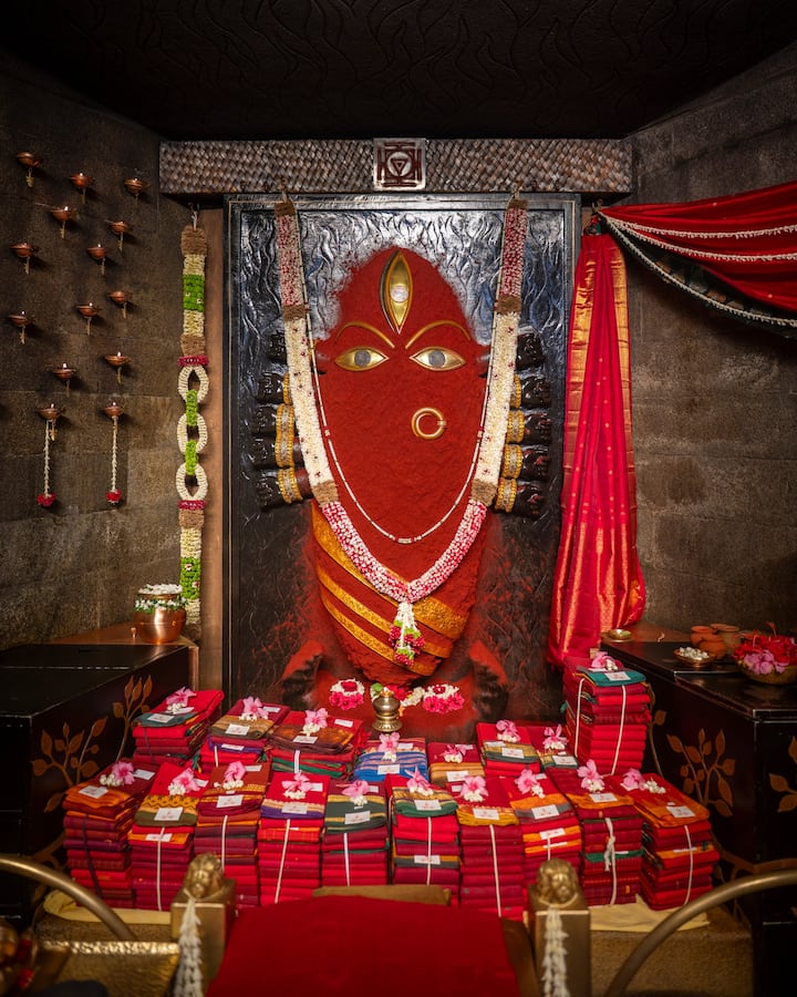 సమంత పెళ్లి తర్వాత 'భూత శుద్ధి వివాహం' గురించి సినిమా ప్రేక్షకులలో ఎక్కువ మందికి తెలిసింది. అలాగే, 'లింగ భైరవి దేవి' ఆలయం గురించి కూడా! మరి, సామ్ - రాజ్ నిడిమోరు పెళ్లి జరిగిన ఆలయంలో అమ్మవారి ఫోటోలు చూడండి