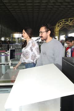 गर्लफ्रेंड गौरी का हाथ थामे एयरपोर्ट पर दिखे आमिर खान, कपल गोल्स देते आए नजर