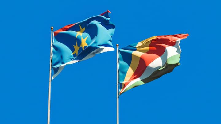 दुनिया के हर देश का झंडा किसी न किसी पहचान, इतिहास और भावनाओं का प्रतीक होता है, लेकिन इन झंडों की भीड़ में एक चीज सबसे ज्यादा चौंकाती है, बैंगनी रंग की लगभग पूरी अनुपस्थिति. ऐसा क्यों? आखिर क्यों सभी देशों ने झंडों में पर्पल रंग को नजरअंदाज किया?