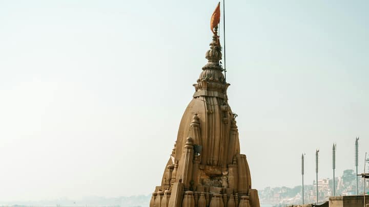 कहा जाता है कि एक त्रिकोण तीन शक्तियों का प्रतिनिधित्व करता है- सृजन, पालन और संहार. यानी ब्रह्मा, विष्णु और महेश का संतुलन. मंदिर पर लगा झंडा यह बताता है कि देवालय वह स्थान है जहां ये तीनों शक्तियां  एक साथ मौजूद रहती हैं. यही कारण है कि यह झंडा सिर्फ सजावट नहीं बल्कि आध्यात्मिक पहचान माना जाता है.