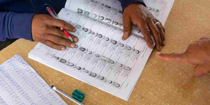 SIR असल में निर्वाचन आयोग का वार्षिक अभियान है जिसके तहत देशभर की वोटर लिस्ट को अपडेट किया जाता है. इसमें 18 वर्ष पूरे कर चुके युवाओं का नाम जोड़ा जाता है, वहीं जिन लोगों की मृत्यु हो चुकी है या जो दूसरी जगह शिफ्ट हो चुके हैं, उनके नाम हटाए जाते हैं. इसके अलावा नाम, पता और उम्र जैसी गलतियों को भी सुधारा जाता है.