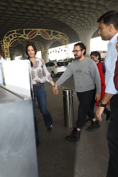 गर्लफ्रेंड गौरी का हाथ थामे एयरपोर्ट पर दिखे आमिर खान, कपल गोल्स देते आए नजर