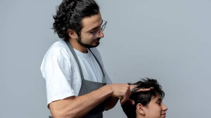 স্বপ্নে যদি দেখেন আপনি অন্য কারও চুল কাটছেন, বুঝতে হবে নিজের জীবন নিয়ন্ত্রণ করতে হিমশিম খাচ্ছেন আপনি। কাছের মানুষের উপরও আর কোনও কথা খাটছে না আপনার। এক্ষেত্রে বিচার বিবেচনা করে জীবনে এগিয়ে যাওয়াই দস্তুর।